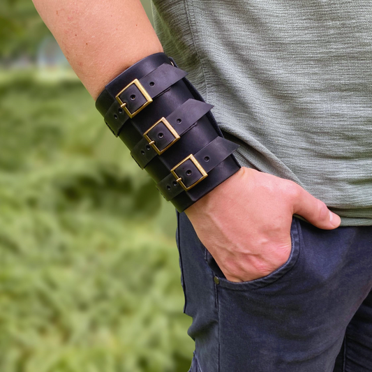 Handmade Leather Wrist Wallet Bracelet – Vintage Card Holder with Custom Engraving